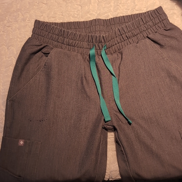 FIGS | Catarina One-Pkt Scrub Top & FIRST Kade Cargo Scrub Pant - Graphite - XXS - Picture 5 of 8